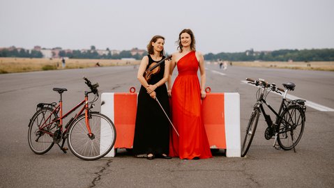 Mareike Neumann & Anna-Luise Oppelt – Bach by Bike Ensemble  © Wencke Lieber Photography