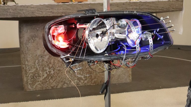 Das selbstgebaute Instrument aus Auto-Scheinwerfern von Elisabeth Coudoux und Miriam Berger - © Beethovenfest Bonn