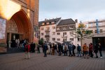 Menschen stehen am Eingang der Kreuzkirche Schlange - © Nekame Klasohm