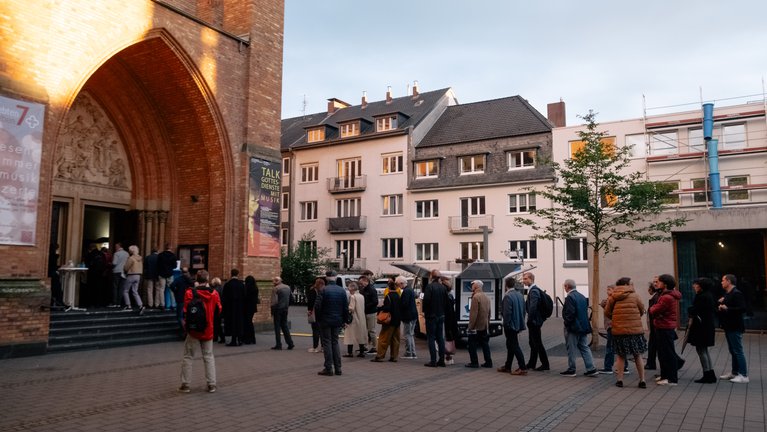 Menschen stehen am Eingang der Kreuzkirche Schlange - © Nekame Klasohm