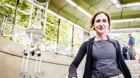 Nika Schmitt in der Klanginstallation »stille laute« in der U-Bahn-Station Universität/Markt