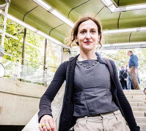 Nika Schmitt in der Klanginstallation »stille laute« in der U-Bahn-Station Universität/Markt