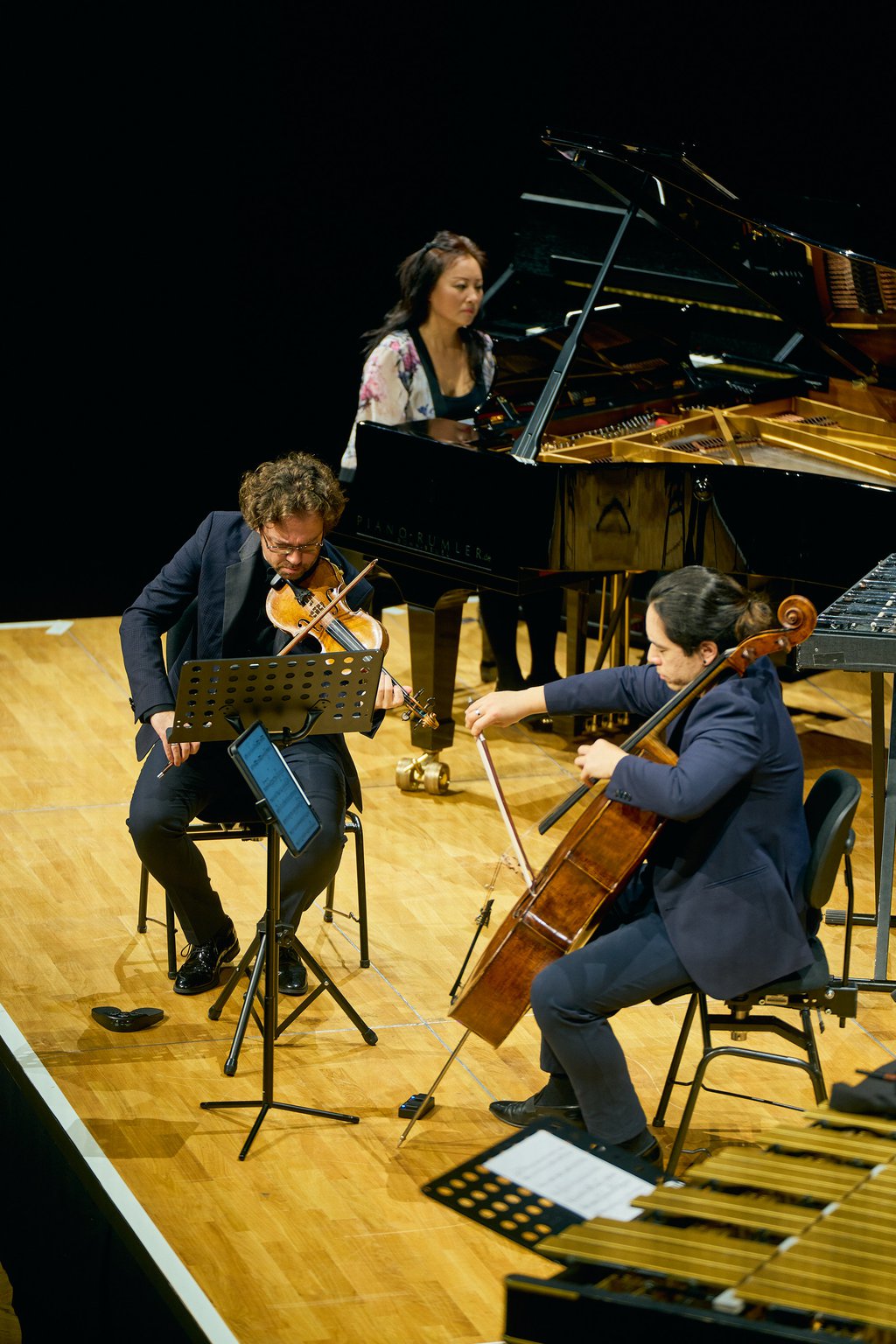 Das Sitkovetsky Trio und Schlagwerker:innen Vivi Vassileva, David Hödlmoser und Maxime Pidoux im Forum der Bundeskunsthalle - © Sebastian Wolf
