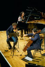 Das Sitkovetsky Trio und Schlagwerker:innen Vivi Vassileva, David Hödlmoser und Maxime Pidoux im Forum der Bundeskunsthalle - © Sebastian Wolf