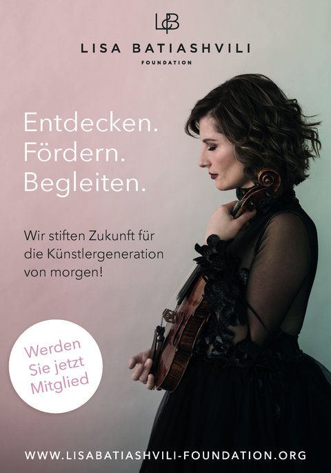 Eine Frau in einem schwarzen Kleid hält eine Violine. Ihre Augen sind geschlossen. Schriftzug: "Entdecken. Fördern. Begleiten. Wir stiften Zukunft für die Künstlergeneration von morgen! Werden Sie jetzt Mitglied"