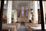 Kreuzkirche, Blick ins Hauptschiff und auf die bemalten Kirchenfenster - © Beethovenfest Bonn