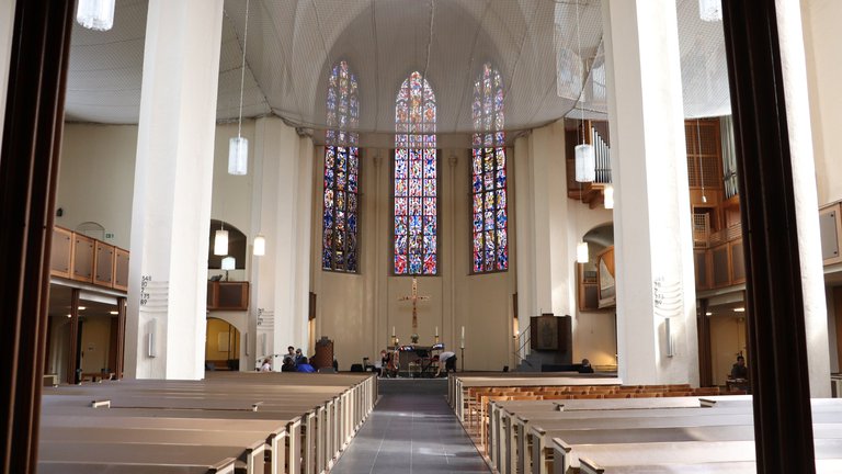 Kreuzkirche, Blick ins Hauptschiff und auf die bemalten Kirchenfenster - © Beethovenfest Bonn