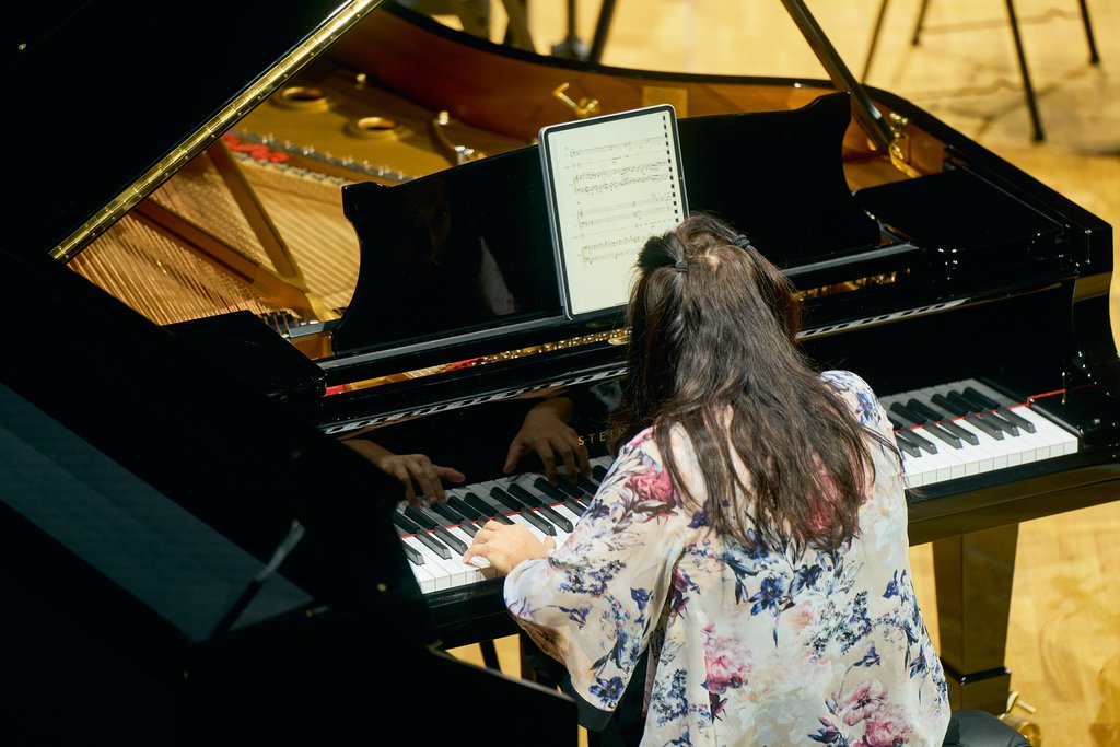 Das Sitkovetsky Trio und Schlagwerker:innen Vivi Vassileva, David Hödlmoser und Maxime Pidoux im Forum der Bundeskunsthalle - © Sebastian Wolf