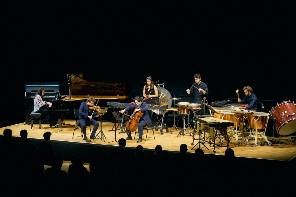 Das Sitkovetsky Trio und Schlagwerker:innen Vivi Vassileva, David Hödlmoser und Maxime Pidoux im Forum der Bundeskunsthalle - © Sebastian Wolf