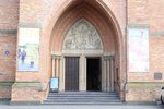 Kreuzkirche: Haupteingang am Vorplatz mit 5 Stufen - © Beethovenfest Bonn