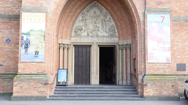 Kreuzkirche: Haupteingang am Vorplatz mit 5 Stufen - © Beethovenfest Bonn