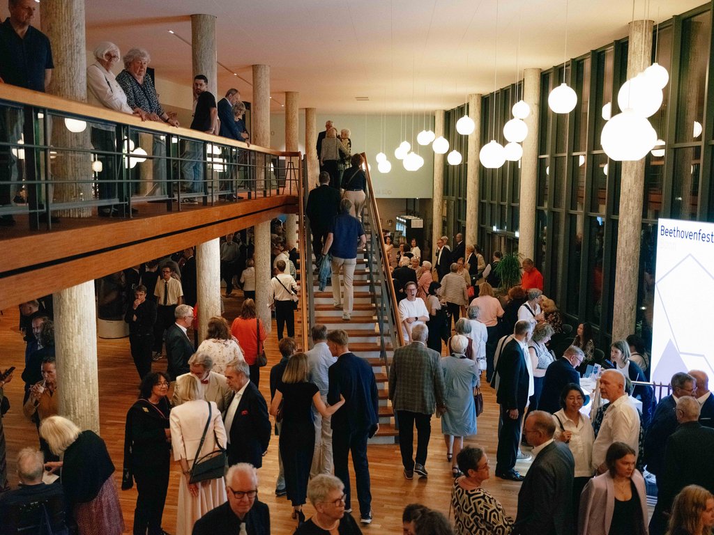 Blick in das gefüllte Foyer der Beethovenhalle Bonn.