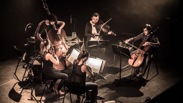 Wooden Elephant - © Anneveldt Multimedia