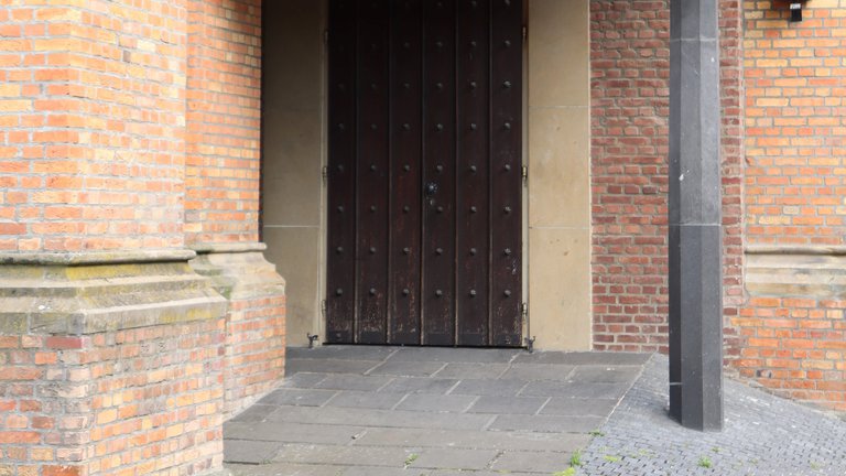 Kreuzkirche: rechter Seiteneingang mit Rampe - © Beethovenfest Bonn