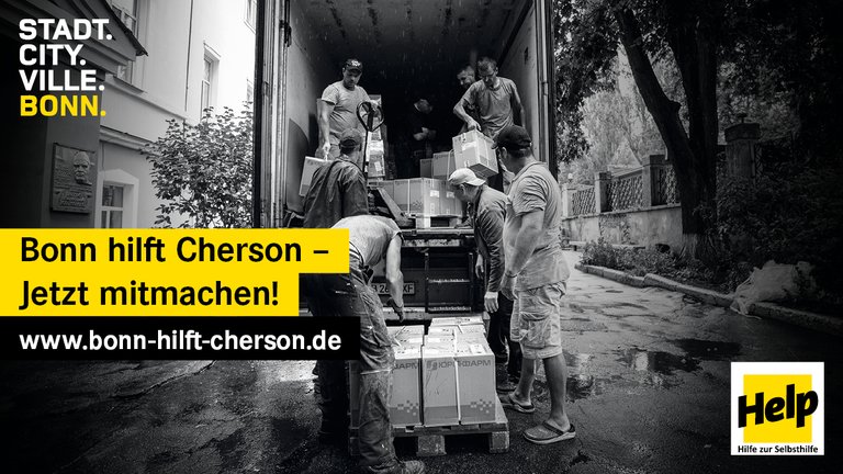 Männer beladen einen LKW mit Hilfsgütern. Text: „Bonn hilft Cherson – Jetzt mitmachen!“ und Website-Link.