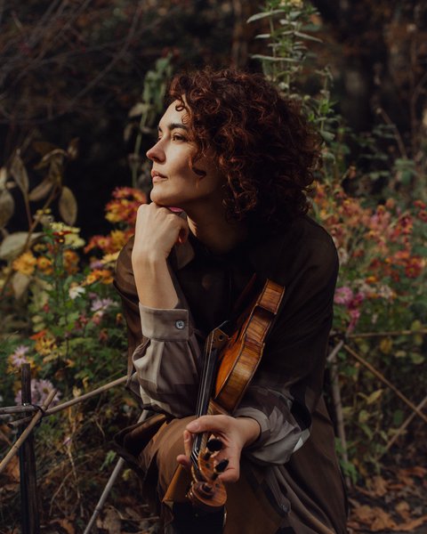 »Ich liebe es, Beethovens eigene Kadenzen zu spielen. Er hat sie für seine eigene Klavierbearbeitung des Konzerts geschrieben. Ich finde, sie klingen modern und verrückt!«
– Alena Baeva - © George Etheredge