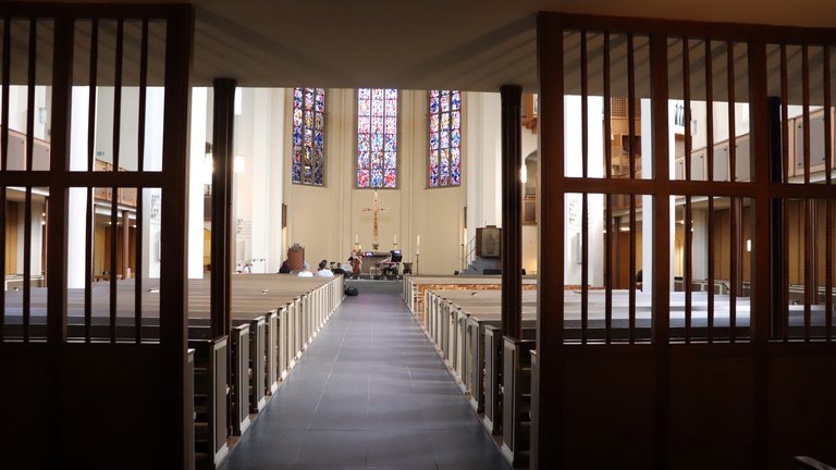 Kreuzkirche, Blick ins Mittelschiff von der Rückseite der Kirche unterhalb der Empore aus - © Beethovenfest Bonn