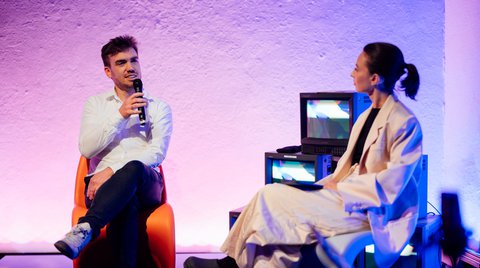 Programme release 2025 in the Fabrik 45: Steven Walter and presenter Bianca Hauda