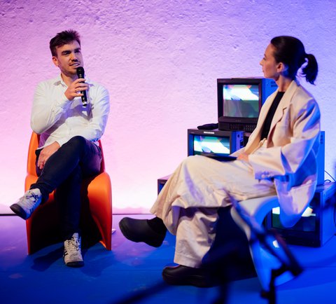 Programme release 2025 in the Fabrik 45: Steven Walter and presenter Bianca Hauda