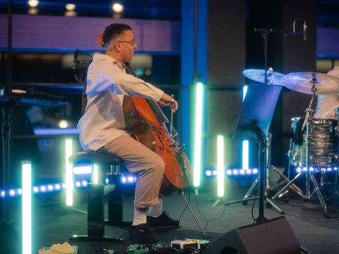 Jakob Nierenz plays in the foyer of the opera Bonn at Beethovenfest 2025 - © Nekame Klasohm