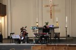 Kreuzkirche, Altarraum (Bühnenbereich) mit den Musikerinnen Elisabeth Coudoux und Miriam Berger