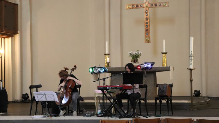 Kreuzkirche, Altarraum (Bühnenbereich) mit den Musikerinnen Elisabeth Coudoux und Miriam Berger