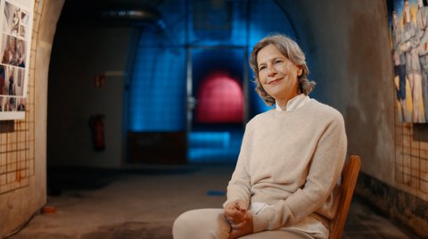 Eine Frau sitzt vor einem blau und rosa beleuchteten Hintergrund. Text: "#vorgestellt Beethovenfest Freundeskreis" und "Beethovenfest Bonn".