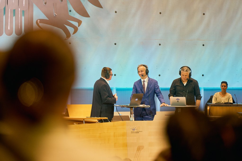 Special guest Jan Böhmermann beim Live-Podcast »Lage der Nation« im ehemaligen Plenarsaal des Bundestages - © Sebastian Wolf