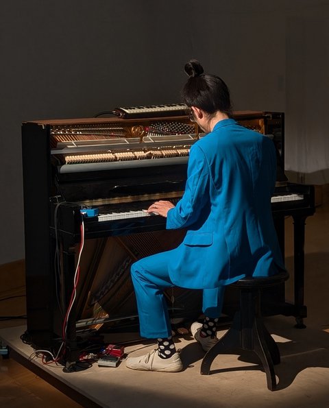 24 Hebel für die Welt: Toni Ming Geiger beim Proben - © Laura Vennes
