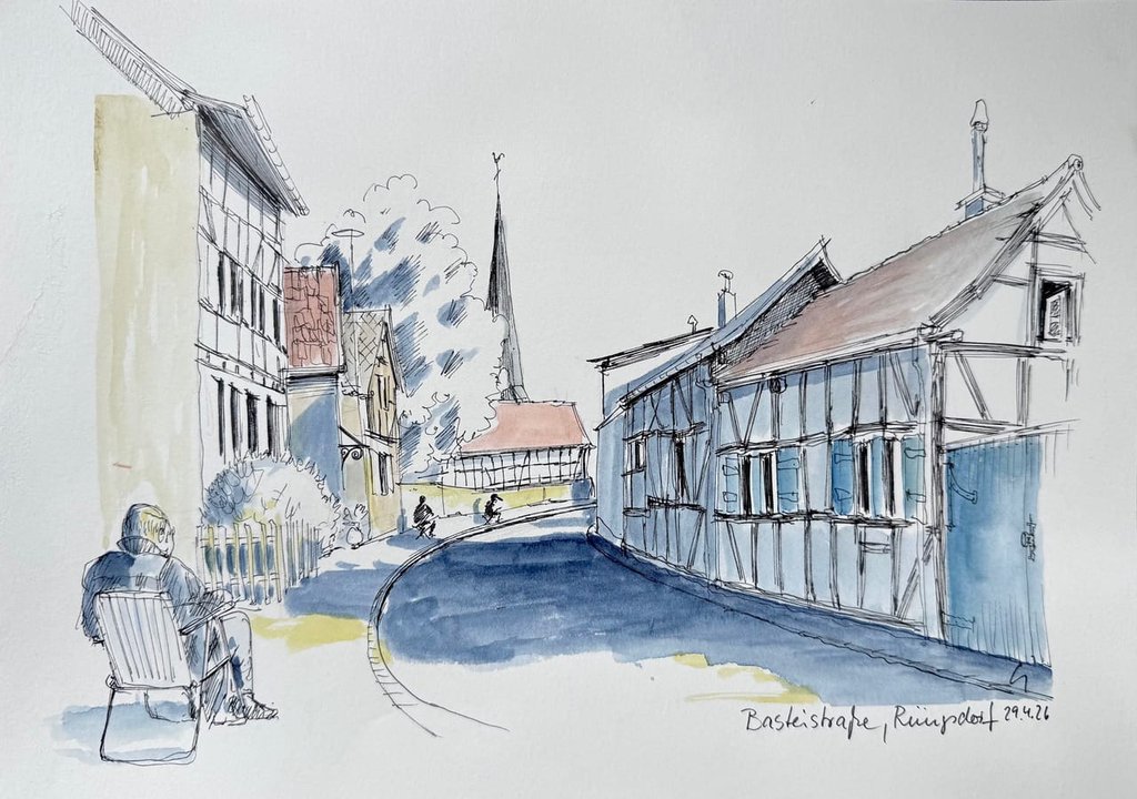 Aquarell einer malerischen Dorfstraße mit Fachwerkhäusern, einem Kirchturm und Bäumen. Eine Person sitzt auf einer Bank und malt.