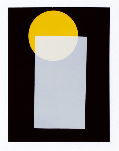 In her »Polagrams«, Jana Dillo plays with the light sensitivity of analogue photographic paper. By covering the paper, different shapes and colours are created, which in their parallelism represent the complexity of life. - © Jana Dillo