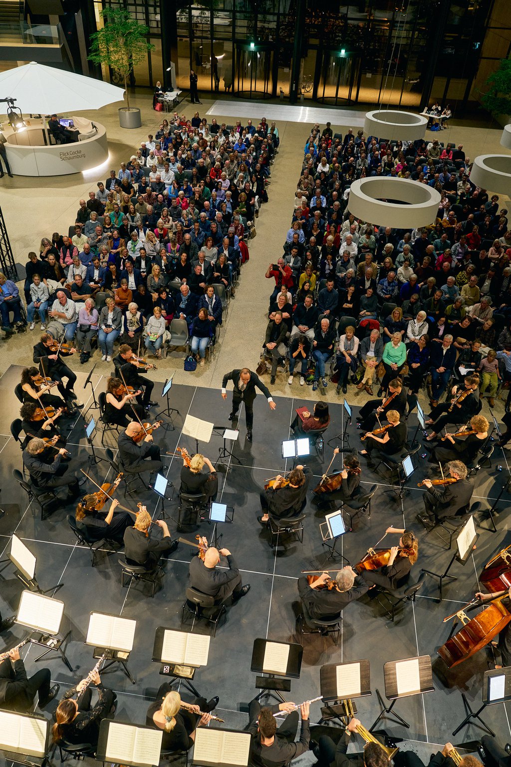 Ensemble Resonanz im Atrium von Flick Gocke Schaumburg - © Sebastian Wolf