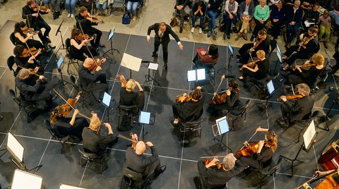Ensemble Resonanz in the atrium of Flick Gocke Schaumburg