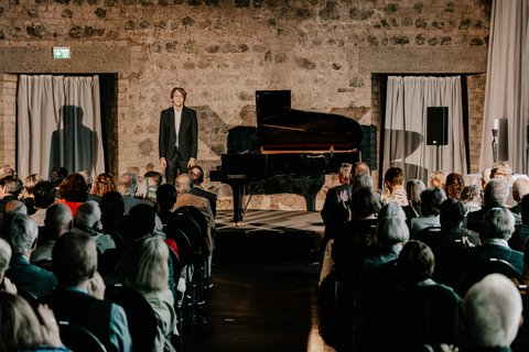 Fabian Müller im Rittersaal der Godesburg - © Michael Staab