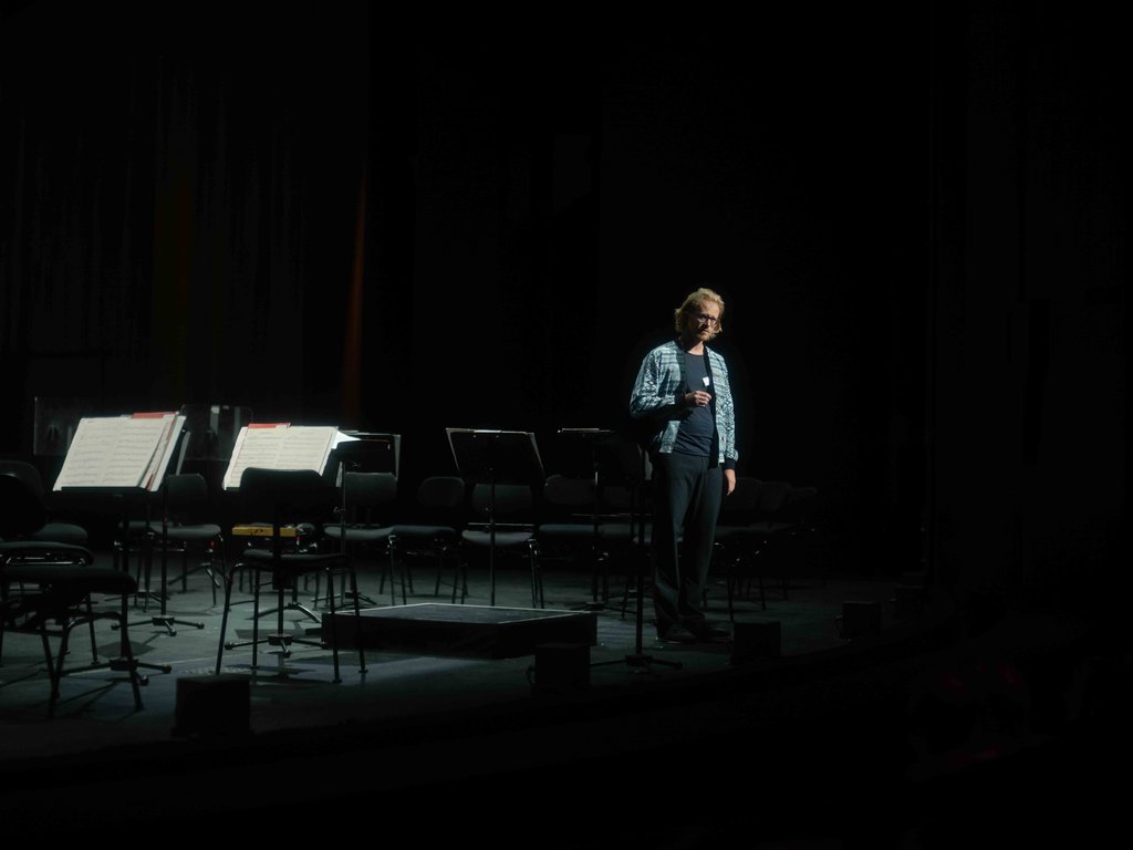 Anselm Dalferth introduces the concert of Chamber Orchestra of Europe at the opera - © Nekame Klasohm