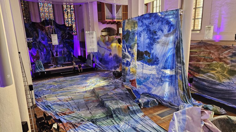 Die Kreuzkirche verwandelt sich in eine Berglandschaft. Bühnenbild »Echoes in Limbo« - © Beethovenfest Bonn