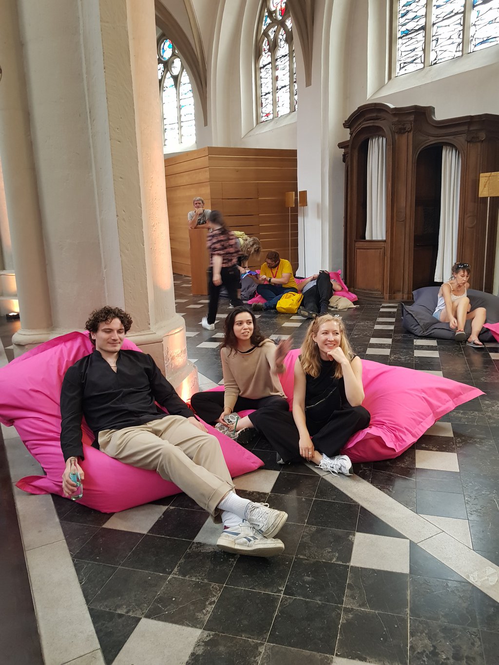 Drei der Beethovenfest Talents genießen die Konzertpause bei ihrem Auftritt während des Telekom-Jubiläums-Stadtfests in der Bonner Remigiuskirche - © Beethovenfest Bonn