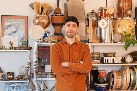 Bernhard Schimpelsberger in front of is percussion wall - © Martina Lajczak