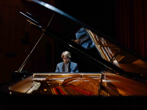 Fabian Müller beim ersten Beethovensonaten-Konzert im Beethovenfest 2025 - © Nekame Klasohm