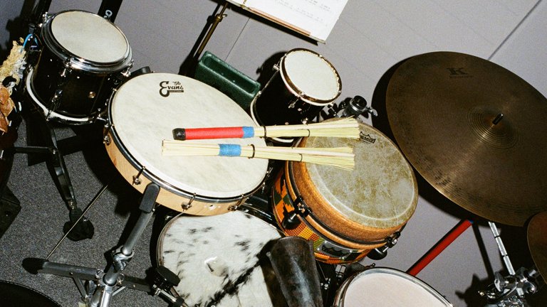 Das erweiterte Drumset von Bernhard Schimpelsberger - © Martina Lajczak