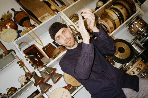 Bernhard Schimpelsberger in seiner Wiener Wohnung - © Martina Lajczak