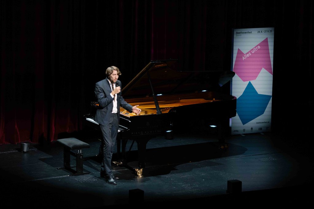 Fabian Müller at Bonn Opera - © Nekame Klasohm