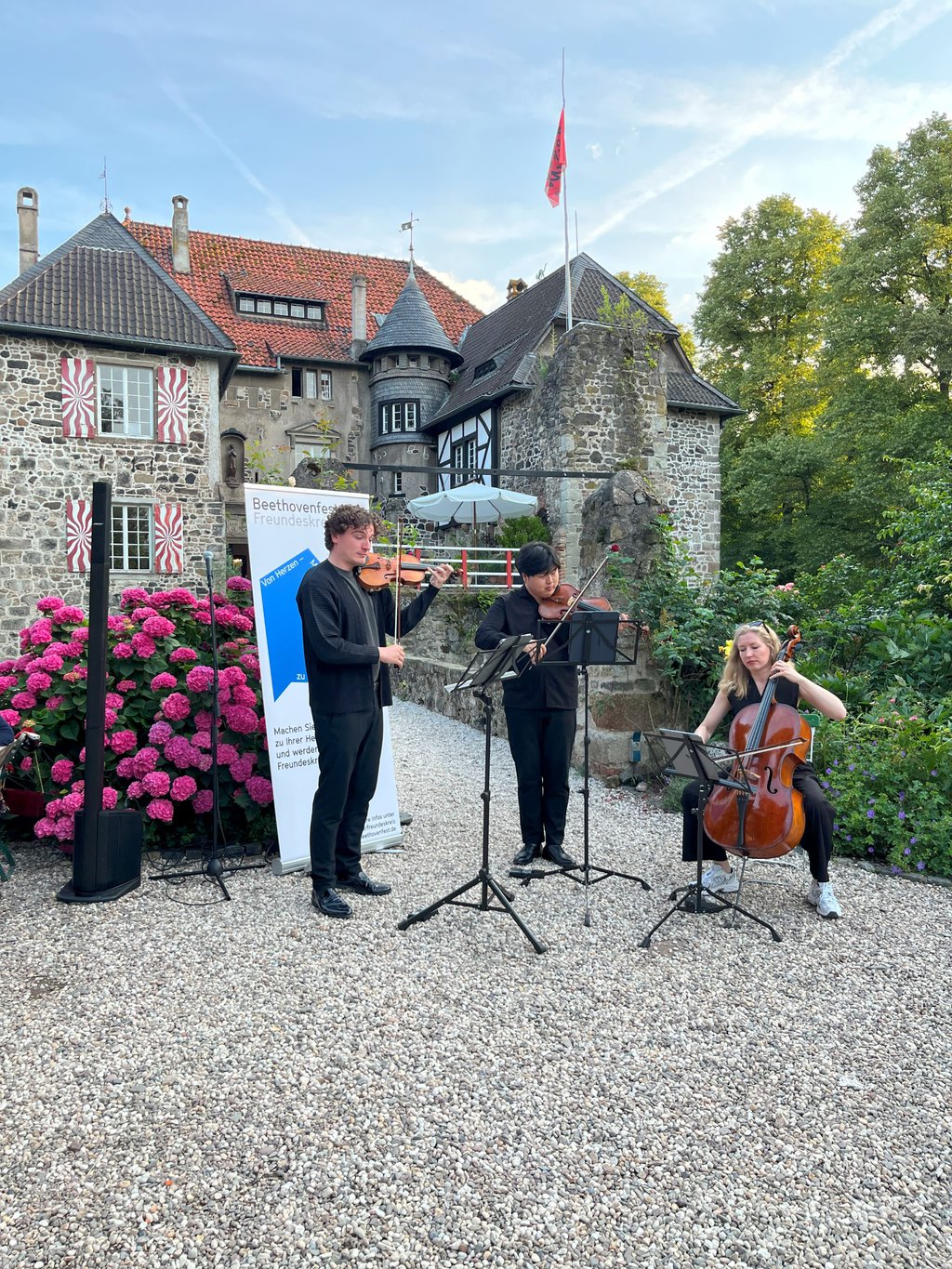 Sommerfest des Freundeskreises 2025: Beethovenfest Talents beim Ständchen auf Burg Lede - © Beethovenfest Bonn