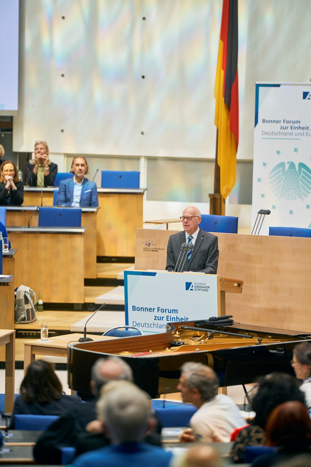 Norbert Lammert spricht im Bonner Forum zur Einheit der Konrad Adenauer Stiftung 2024 im ehemaligen Plenarsaal des Bundestages - © Sebastian Wolf