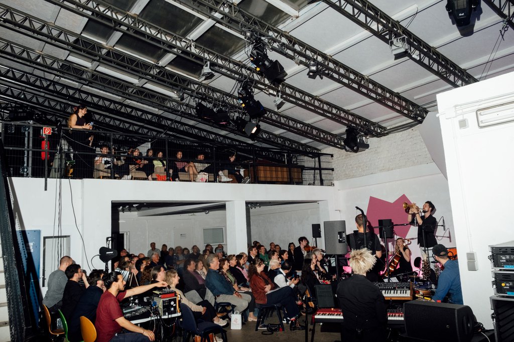 The audience makes music together with community musician Juri de Marco - © Nekame Klasohm