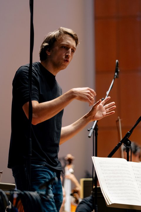 Dirigent Fabian Müller: »Im Zentrum des Abends steht für mich tatsächlich der Trauermarsch. Dabei ist es mir persönlich ziemlich egal, ›um wen es geht‹. Ich bin mir auch sicher, dass Beethoven hier nicht durchgehend an eine bestimmte Person gedacht hat. Was mich fasziniert ist etwas anderes. In so einem Trauermarsch wird der Tod vor allem mit einem Ausdruck verbunden: Bitterkeit. Der erstickte, unaushaltbare Schmerz über die Ungerechtigkeit des Todes. Der Tod hat viele Gesichter, aber dieses Gesicht ist vielleicht das erdrückendste, ganz ohne Dank, ohne Trost, ohne Aufatmen und ohne Nachlassen. Wir verdrängen dieses Gefühl, möglicherweise mit gutem Grund, aus unserem Alltag. Aber ich glaube, es ist wichtig, sich ihm ab und an zu stellen – zum Beispiel in der Kunst – auch wenn es weh tut.« - © Nekame Klasohm