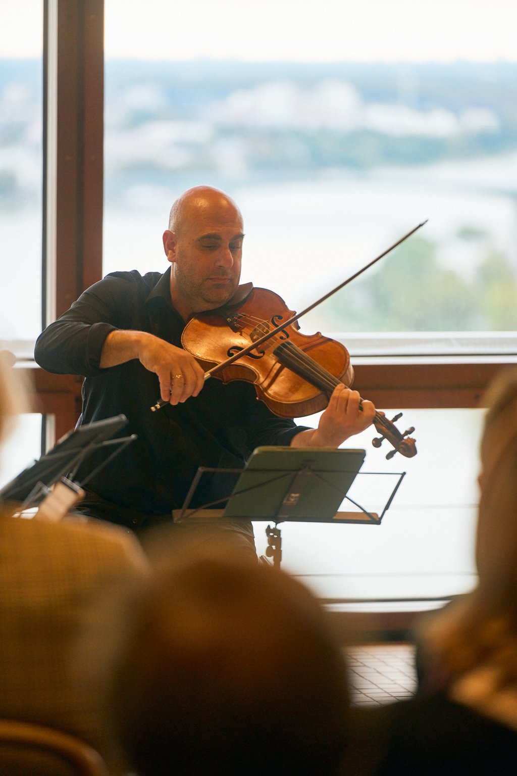 Avri Levitan, Gründer von Musethica, beim Konzert in der Kantine des UN-Hochhauses (»Langer Eugen«) - © Sebastian Wolf