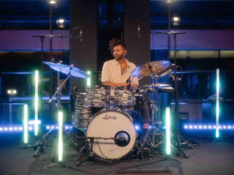 Lukas Akintaya plays in the foyer of the opera Bonn at Beethovenfest 2025 - © Nekame Klasohm