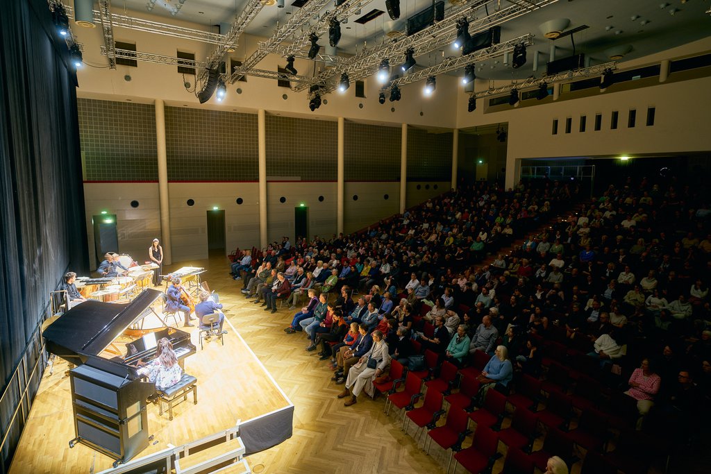 Das Sitkovetsky Trio und Schlagwerker:innen Vivi Vassileva, David Hödlmoser und Maxime Pidoux im Forum der Bundeskunsthalle - © Sebastian Wolf