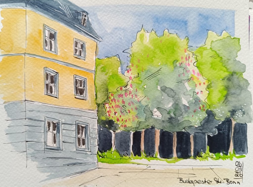 Aquarell einer Straße mit einem gelben Gebäude und hohen Bäumen. Licht und Schatten betonen die sommerliche Atmosphäre.